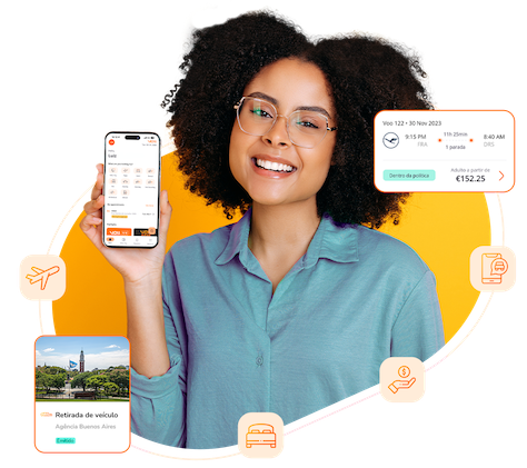 Mulher negra e de óculos mostrando celular com telas do app VOLL, com representações em ícones de: viagens aéreas, hospedagem, despesas e mobilidade